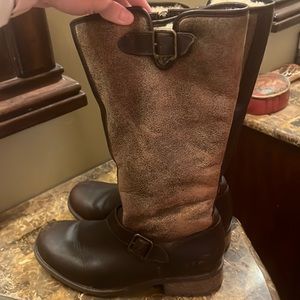 UGG Authentic Leather & Shearling-lined Boots.Size 9.5 Excellent Used Condition